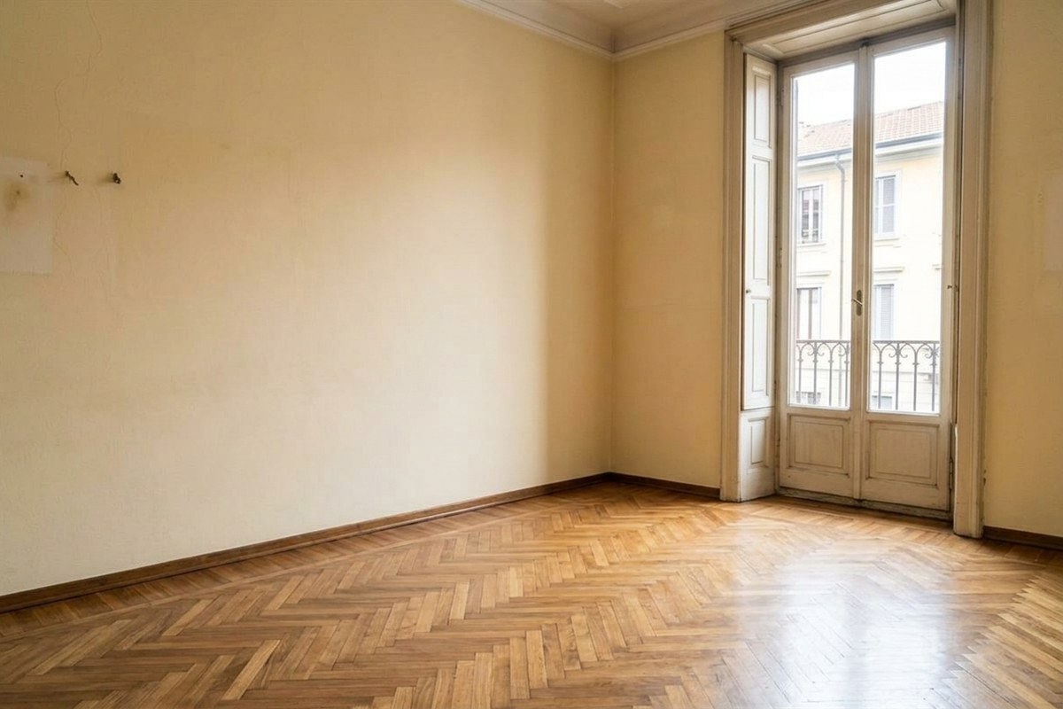 Appartamento a Milano completamente svuotato, pulito e con parquet a spina di pesce visibile