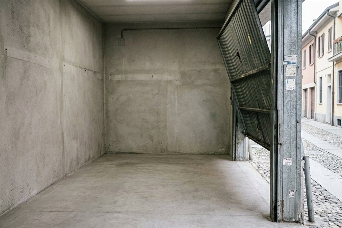 Box auto e garage a Milano completamente liberato e pulito con posto auto recuperato