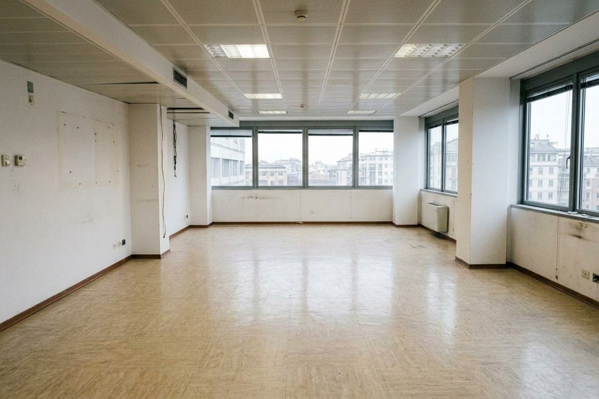 Ufficio open space a Milano completamente sgomberato da arredi e postazioni di lavoro, pronto per consegna